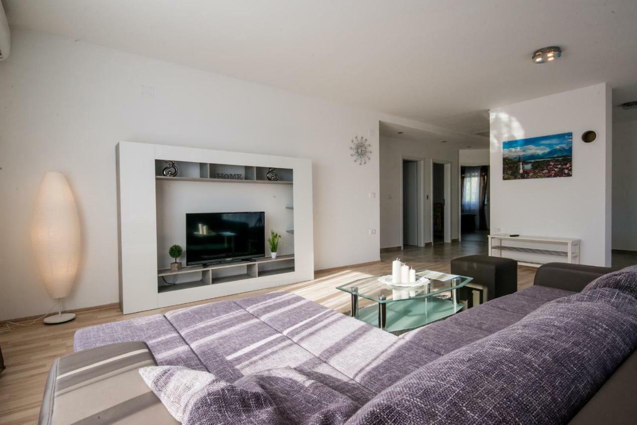 Ferienhaus Bucic Бує Екстер'єр фото